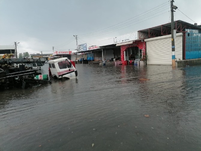 Samsun'da şiddetli yağış su baskınlarına yol açtı 7