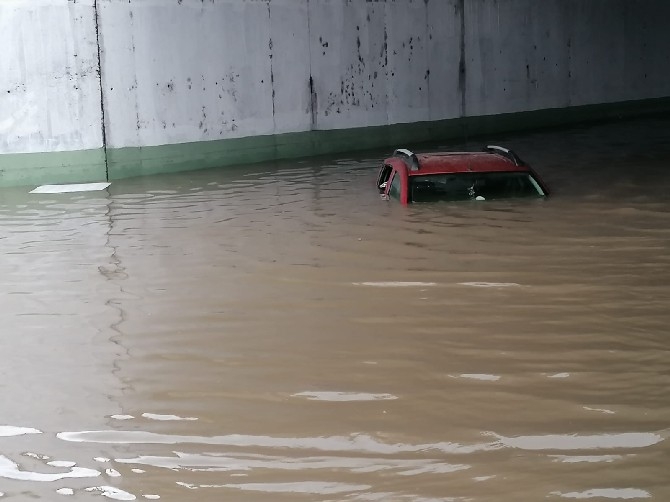 Samsun'da şiddetli yağış su baskınlarına yol açtı 8