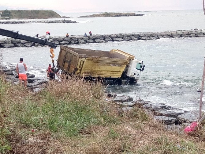 Trabzon'da hafriyat kamyonu denize uçtu 2