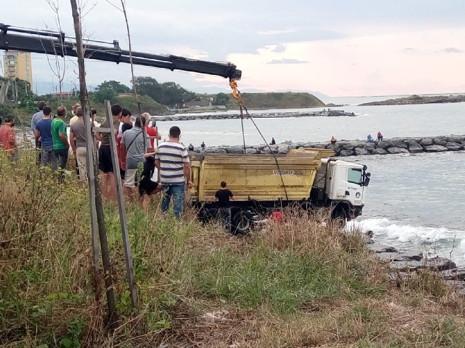 Trabzon'da hafriyat kamyonu denize uçtu 4