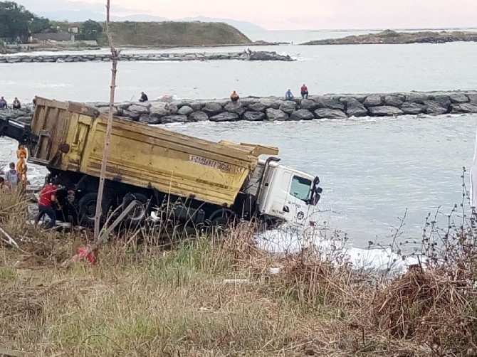 Trabzon'da hafriyat kamyonu denize uçtu 5