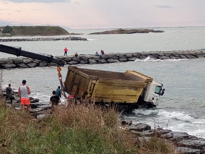 Trabzon'da hafriyat kamyonu denize uçtu 6