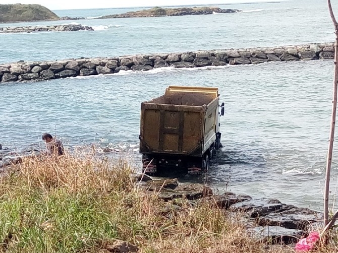 Trabzon'da hafriyat kamyonu denize uçtu 7