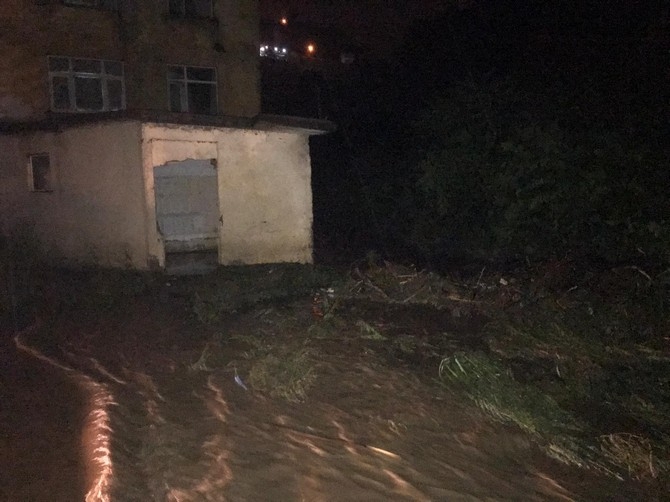 Rize'de şiddetli yağış dereler taştı 4