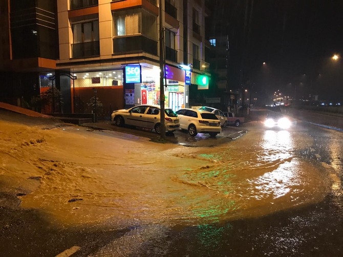 Rize'de şiddetli yağış dereler taştı 7