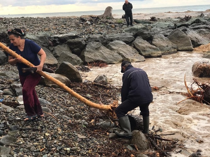 Selin sürüklediği odunları denizden kayık ile topladılar 14