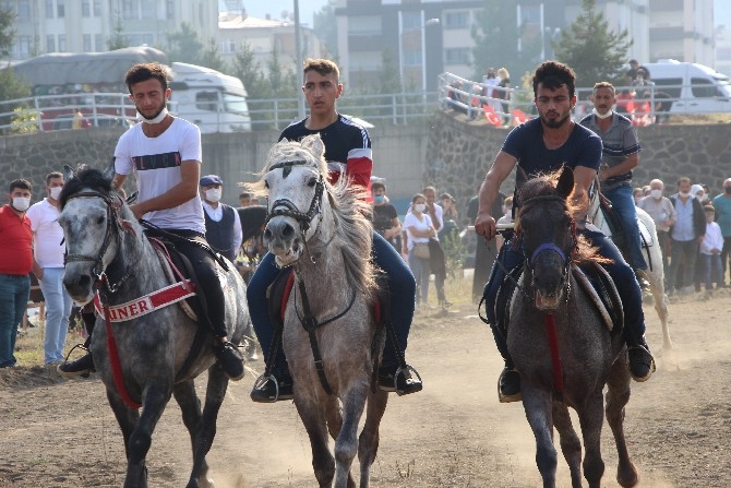 Cumhuriyet Bayramı Etkinlikleri Kapsamında At Yarışları Düzenlendi 6