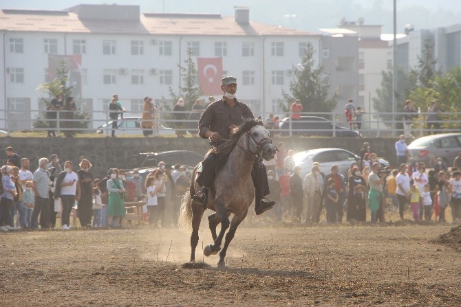 Cumhuriyet Bayramı Etkinlikleri Kapsamında At Yarışları Düzenlendi 7