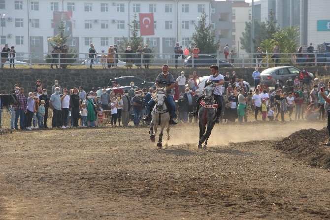 Cumhuriyet Bayramı Etkinlikleri Kapsamında At Yarışları Düzenlendi 8