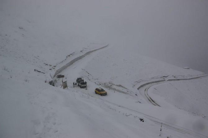 Kaçkar Dağları'ndaki Yaylalara Kar Yağdı 4