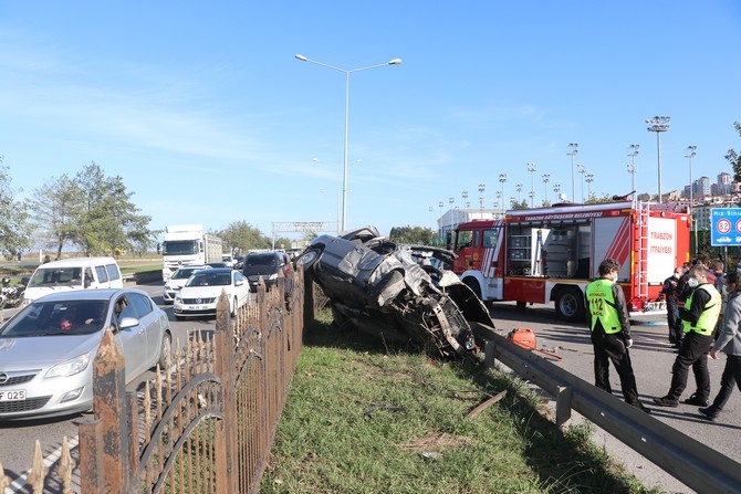 Trabzon'da otomobil bariyerlere çarptı: 1 ölü, 4 yaralı 1