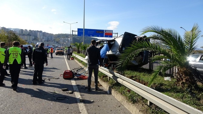 Trabzon'da otomobil bariyerlere çarptı: 1 ölü, 4 yaralı 13