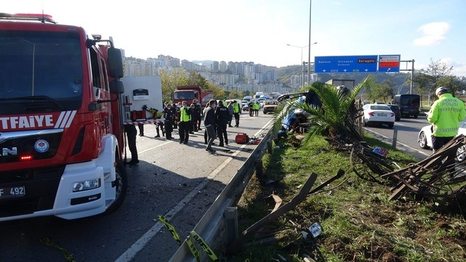 Trabzon'da otomobil bariyerlere çarptı: 1 ölü, 4 yaralı 14