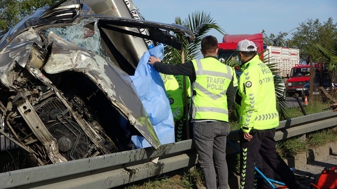 Trabzon'da otomobil bariyerlere çarptı: 1 ölü, 4 yaralı 9