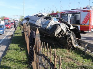 Trabzon'da otomobil bariyerlere çarptı: 1 ölü, 4 yaralı