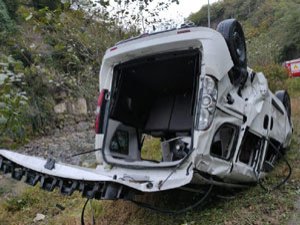 Rize'de otomobil dereye düştü: 1 ölü, 1 yaralı