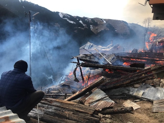 Rize'de Korkutan Yangın. 5 Ev Alevlere Teslim Oldu 24