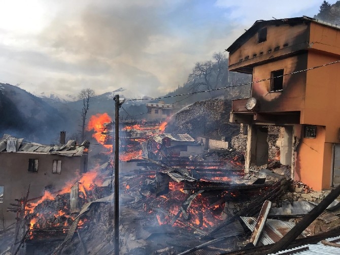 Rize'de Korkutan Yangın. 5 Ev Alevlere Teslim Oldu 26