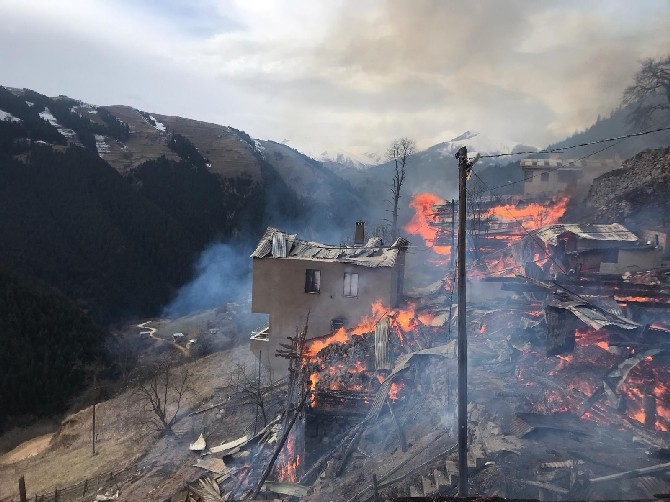 Rize'de Korkutan Yangın. 5 Ev Alevlere Teslim Oldu 28