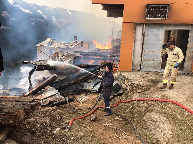 Rize'de Korkutan Yangın. 5 Ev Alevlere Teslim Oldu 29