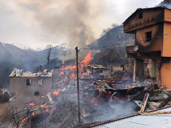 Rize'de Korkutan Yangın. 5 Ev Alevlere Teslim Oldu 30