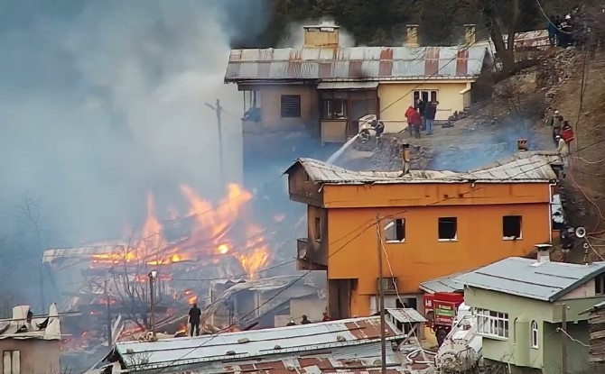 Rize'de Korkutan Yangın. 5 Ev Alevlere Teslim Oldu 42
