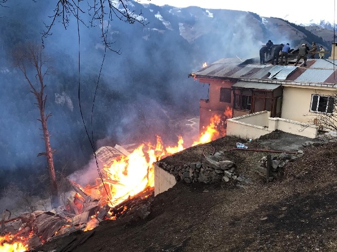 Rize'de Korkutan Yangın. 5 Ev Alevlere Teslim Oldu 48