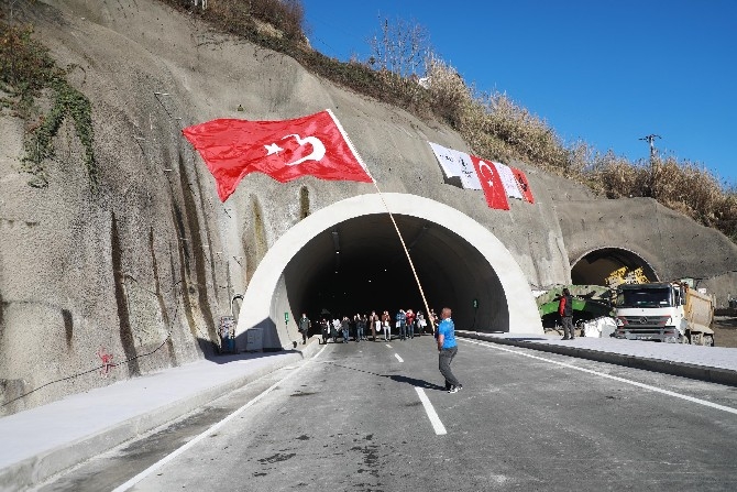 Salarha Tüneli'nin ilk tüpü hizmete açıldı. 2