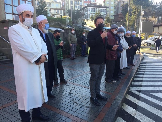 Çaykaralı Mehmet Köseoğlu Hocaefendi, Rize’de kılınan cenaze namazının a 21