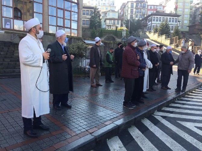 Çaykaralı Mehmet Köseoğlu Hocaefendi, Rize’de kılınan cenaze namazının a 42