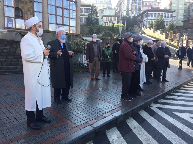 Çaykaralı Mehmet Köseoğlu Hocaefendi, Rize’de kılınan cenaze namazının a 44