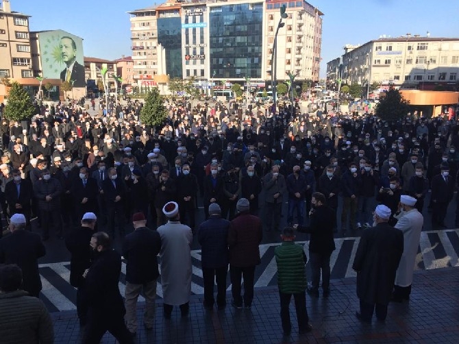 Çaykaralı Mehmet Köseoğlu Hocaefendi, Rize’de kılınan cenaze namazının a 57