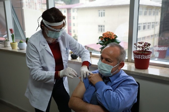 Rize'de İlk Koronavirüs Aşısını İl Sağlık Müdürü Dr. Mustafa Tepe O 11