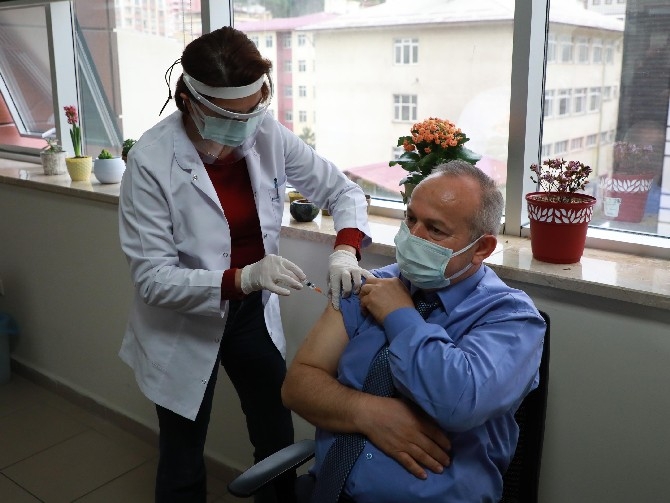 Rize'de İlk Koronavirüs Aşısını İl Sağlık Müdürü Dr. Mustafa Tepe O 13
