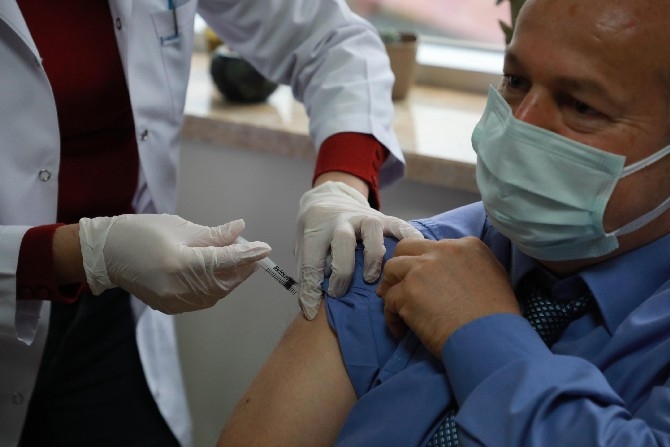 Rize'de İlk Koronavirüs Aşısını İl Sağlık Müdürü Dr. Mustafa Tepe O 14