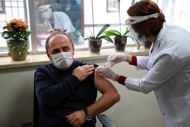 Rize'de İlk Koronavirüs Aşısını İl Sağlık Müdürü Dr. Mustafa Tepe O 15