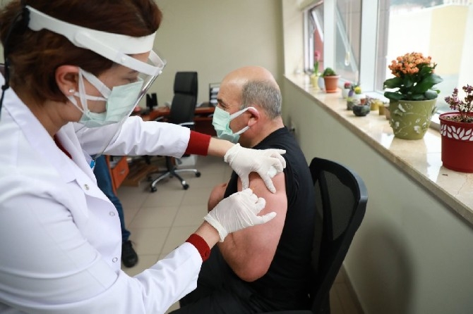 Rize'de İlk Koronavirüs Aşısını İl Sağlık Müdürü Dr. Mustafa Tepe O 2