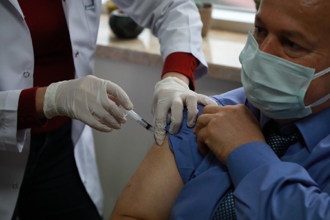 Rize'de İlk Koronavirüs Aşısını İl Sağlık Müdürü Dr. Mustafa Tepe O 3