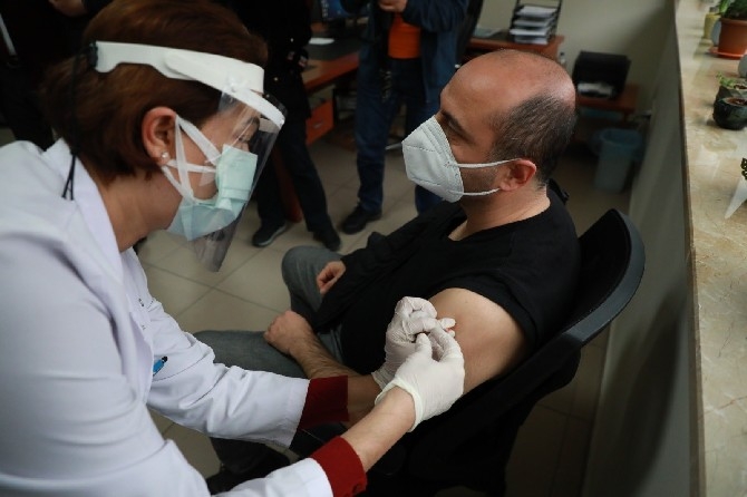 Rize'de İlk Koronavirüs Aşısını İl Sağlık Müdürü Dr. Mustafa Tepe O 8