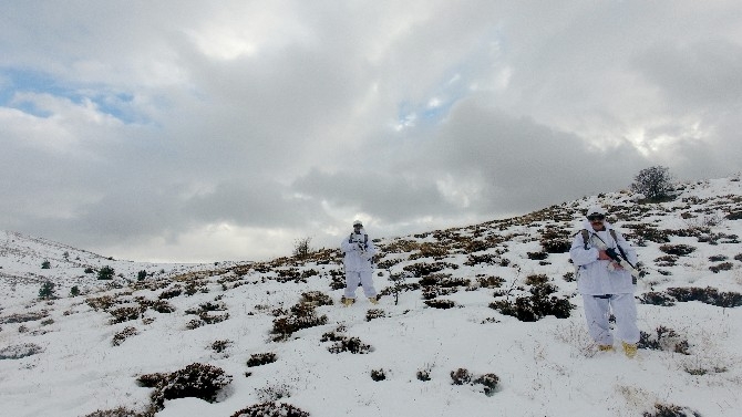 PÖH'ler Doğu Karadeniz'in karla kaplı dağlarında vatan nöbetin 13