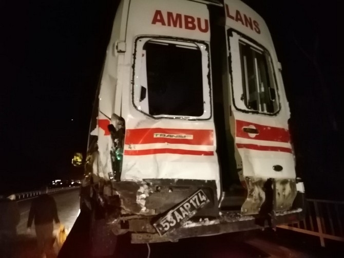 Rize’de kazaya müdahale etmeye giden ambulansla tır çarpıştı 5