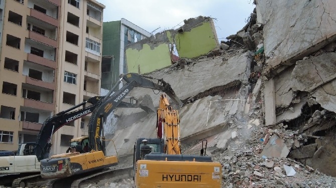 Rize'de Belediye Blokları'nın yıkımı sürüyor 1