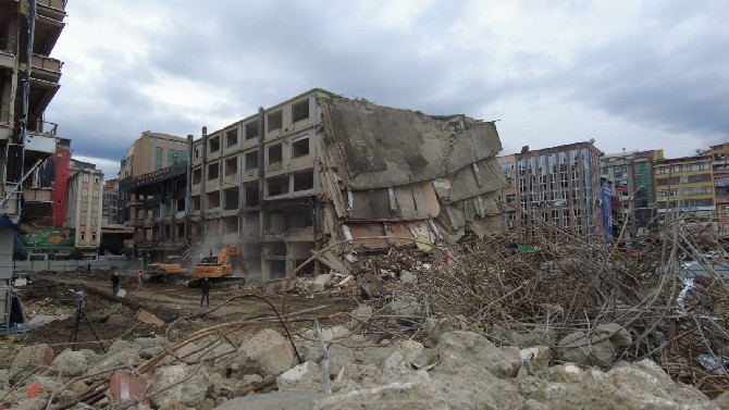 Rize'de Belediye Blokları'nın yıkımı sürüyor 2