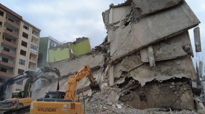 Rize'de Belediye Blokları'nın yıkımı sürüyor 6