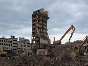 Rize'de Belediye Blokları'nın yıkımı sürüyor