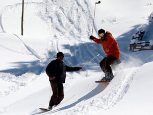 Petran'da karın tadını "lazboard"la kayarak çıkarıyorlar