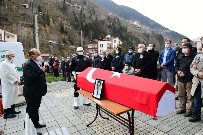 Ölü bulunan Kaymakam Yılmaz Kurt, Trabzon'da son yolculuğuna uğurla 10