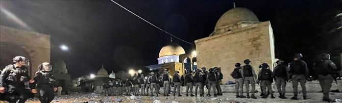 İsrail polisi Mescid-i Aksa’da namaz kılan cemaate saldırdı 178 yaralı 1