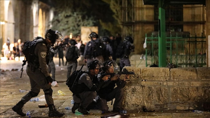 İsrail polisi Mescid-i Aksa’da namaz kılan cemaate saldırdı 178 yaralı 11