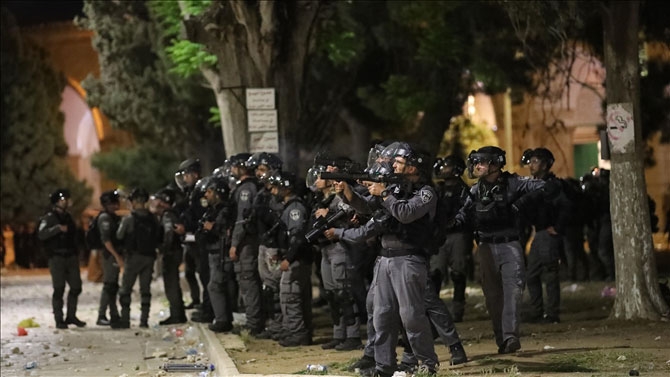 İsrail polisi Mescid-i Aksa’da namaz kılan cemaate saldırdı 178 yaralı 14
